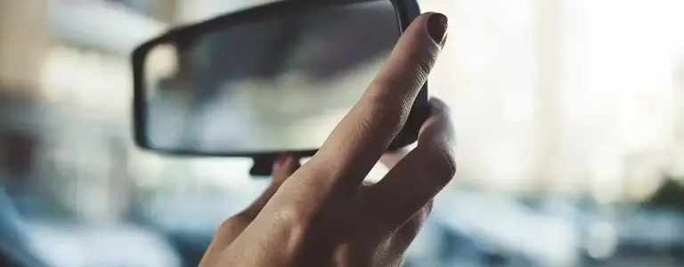 ¿QUÉ SON LOS PUNTOS CIEGOS DE UN VEHÍCULO Y QUÉ PRECAUCIONES DEBERÍAS TENER?