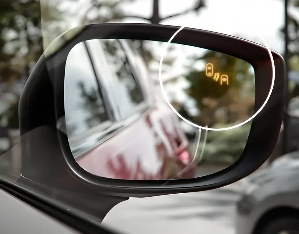 Un hatchback con monitoreo de punto ciego